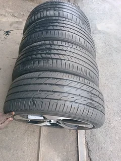 Selling clean as good as new 18 inch original VW Golf wheels with 80% tyres in a very good condition