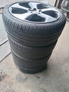 Selling clean as good as new 18 inch original VW Golf wheels with 80% tyres in a very good condition