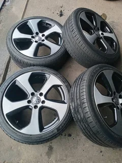 Selling clean as good as new 18 inch original VW Golf wheels with 80% tyres in a very good condition