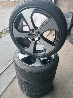 Selling clean as good as new 18 inch original VW Golf wheels with 80% tyres in a very good condition