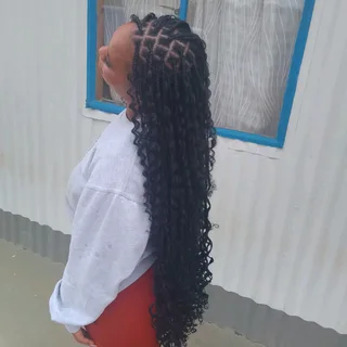 (MOBILE) HAIRDRESSER AVAILABLE (AT YOUR HOUSE)