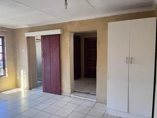 R3 200 | STUDIO BACHELOR For Rent in Kensington, Johannesburg