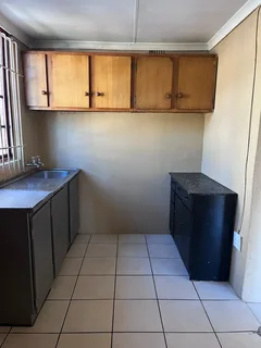 R3 200 | STUDIO BACHELOR For Rent in Kensington, Johannesburg