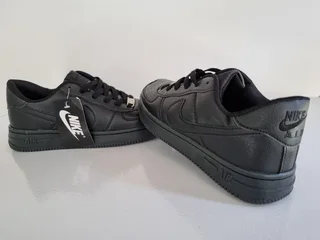 Nike sneakers (New) (size 4)