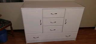 White chest of drawers