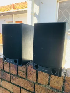 Wharefedale Xarus1000 bookshelf speakers in excellent condition for only R1,200 not negotiable