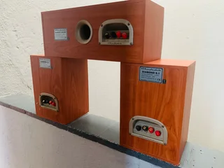 Wharefedale Diamond 8 center speaker and Diamond 8 bookshelves with box in excellent condition