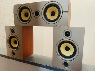 Wharefedale Diamond 8 center speaker and Diamond 8 bookshelves with box in excellent condition