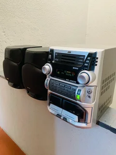 JVC 3 CD changer powerfull HIFI with amazing sound in good condition and no scammers please