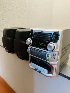 JVC 3 CD changer powerfull HIFI with amazing sound in good condition and no scammers please