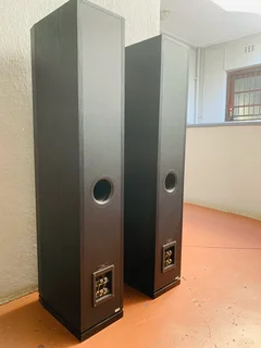 Jamo S606 floor standing speakers with inbuilt subwoofer working  for only R5500 not negotiable