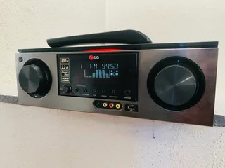 LG Mgomgo 2.2 channel amplifier with remote control in excellent condition for only R2500 not nego