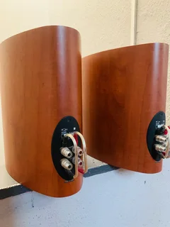 KEF Qi3 amazingly quality big size bookshelf speakers R4500 not negotiable and no scammers please .