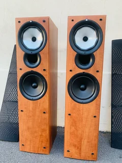KEF Q55,2 speakers working  for only R4,550 not negotiable and no scammers please
