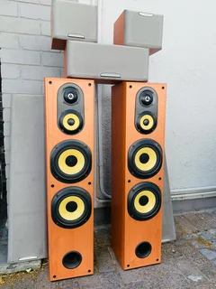Sony speakers 180w 8omhs with surround speakers in excellent condition R1,450 not negotiable