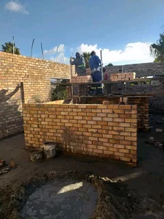 BRICKLAYER, PLASTERER, SKIMMER, TILER, PAINTER LOOKING FOR WORK.