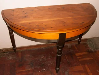 Half round table 600 mm x 700mm Height