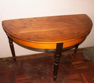 Half round table 600 mm x 700mm Height