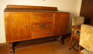 6 seater/ 4 seater dining room with a leaf insert set and sideboard