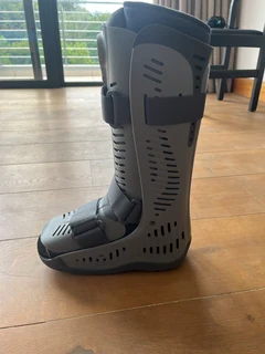 Rossur rebound air walker medium for ankle injuries