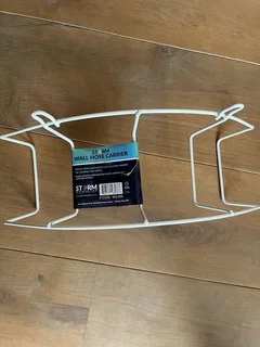 Wall hose pipe carrier