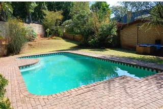 3bed and 2bath townhouse at Constatia Kloof Roodepoort