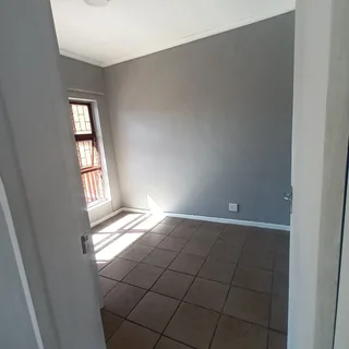 NEAT 2 BEDROOM APARTMENT