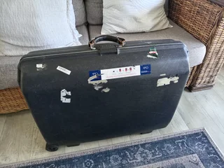 Samsonite Hard-Shell Suitcase Large (Good condition) R500 NEG