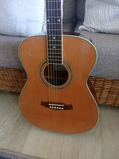 Tanglewood Discovery DLX Acoustic Guitar (Great condition) R1600 NEG