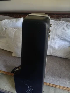 Cort Hardcase (Great condition) R1400 NEG