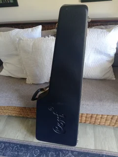 Cort Hardcase (Great condition) R1400 NEG