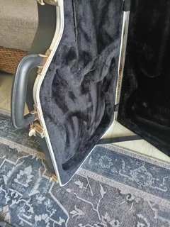 Cort Hardcase (Great condition) R1400 NEG