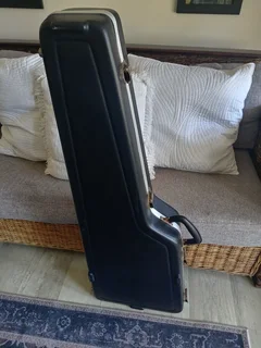 Cort Hardcase (Great condition) R1400 NEG