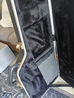 Cort Hardcase (Great condition) R1400 NEG