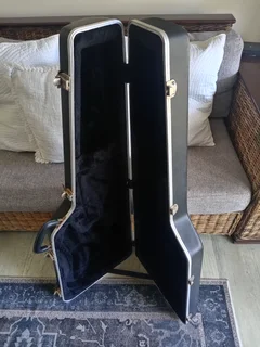 Cort Hardcase (Great condition) R1400 NEG