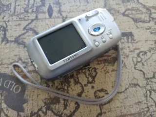 Samsung Digimax A400 Digital Camera – With Case R400 NEG