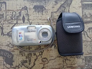 Samsung Digimax A400 Digital Camera – With Case R400 NEG
