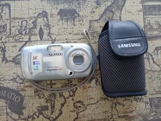 Samsung Digimax A400 Digital Camera – With Case R400 NEG