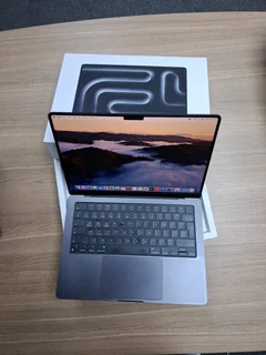 MacBook Pro M3 PRO 14-inch  / 512GB SSD 18GB RAM