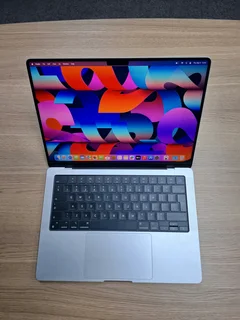 MacBook Pro M3 PRO  Chip / 512GB SSD 18GB RAM