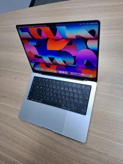 MacBook Pro M3 PRO  Chip / 512GB SSD 18GB RAM