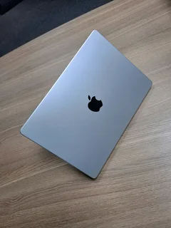 MacBook Pro M3 PRO  Chip / 512GB SSD 18GB RAM
