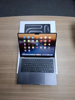 MacBook Pro M3 PRO 14-inch  / 512GB SSD 18GB RAM