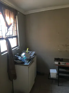 Separate entrance to rent in Scottsville R3250