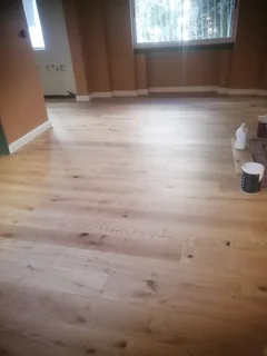 Laminate and vinly installation, screeding, skirtings and carpetiles as well