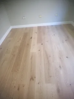 Laminate and vinly installation, screeding, skirtings and carpetiles as well