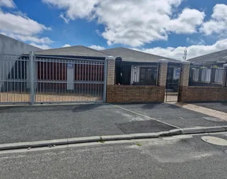 ✨ Family-Friendly &amp; Investor-Ready – 6-Bedroom Home &#43; Flatlet, Cravenby