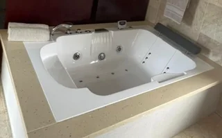 Whirlpool Bluetooth Jacuzzi R20 000
