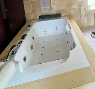 Whirlpool Bluetooth Jacuzzi R20 000
