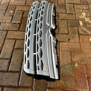 In great condition, all clips intact Range Rover Evoque 2010 - 2018 Main upper bumper Grill for sale